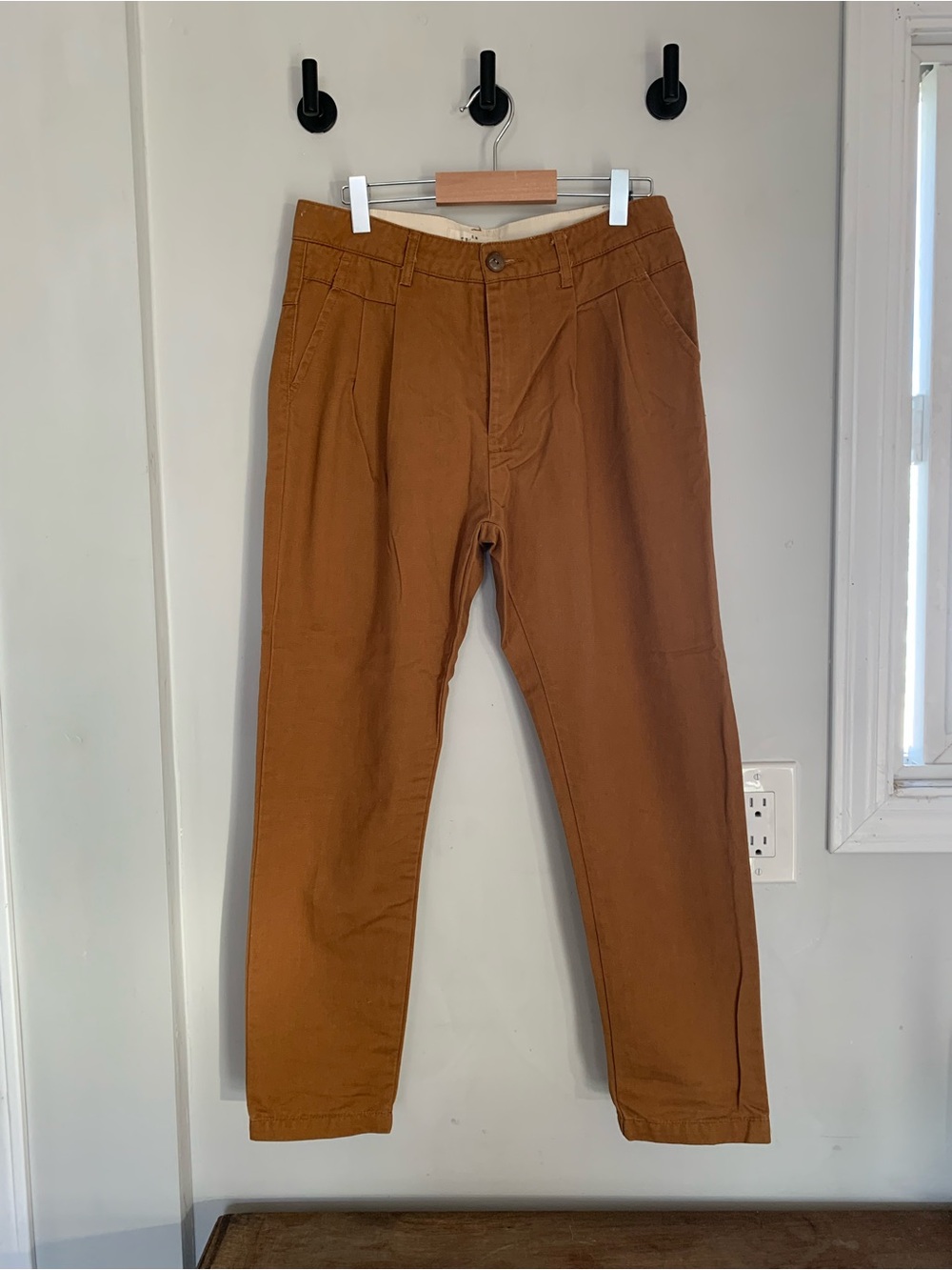 Tan Tapered Trousers — Size Small | Like New 🤎